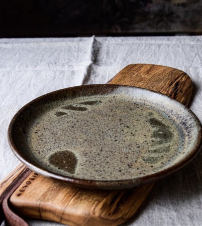 Frukosttallerken militærgrønn m prikker