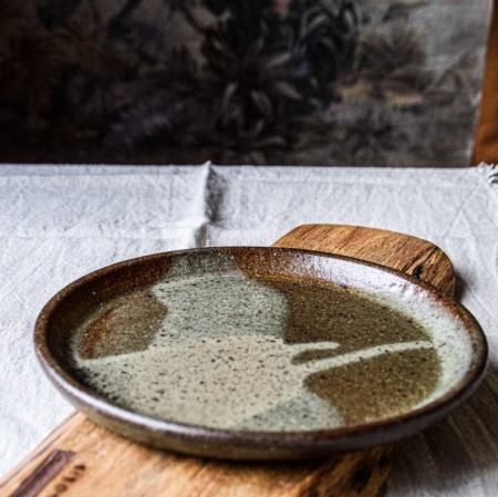 Frukosttallerken militærgrønn m prikker